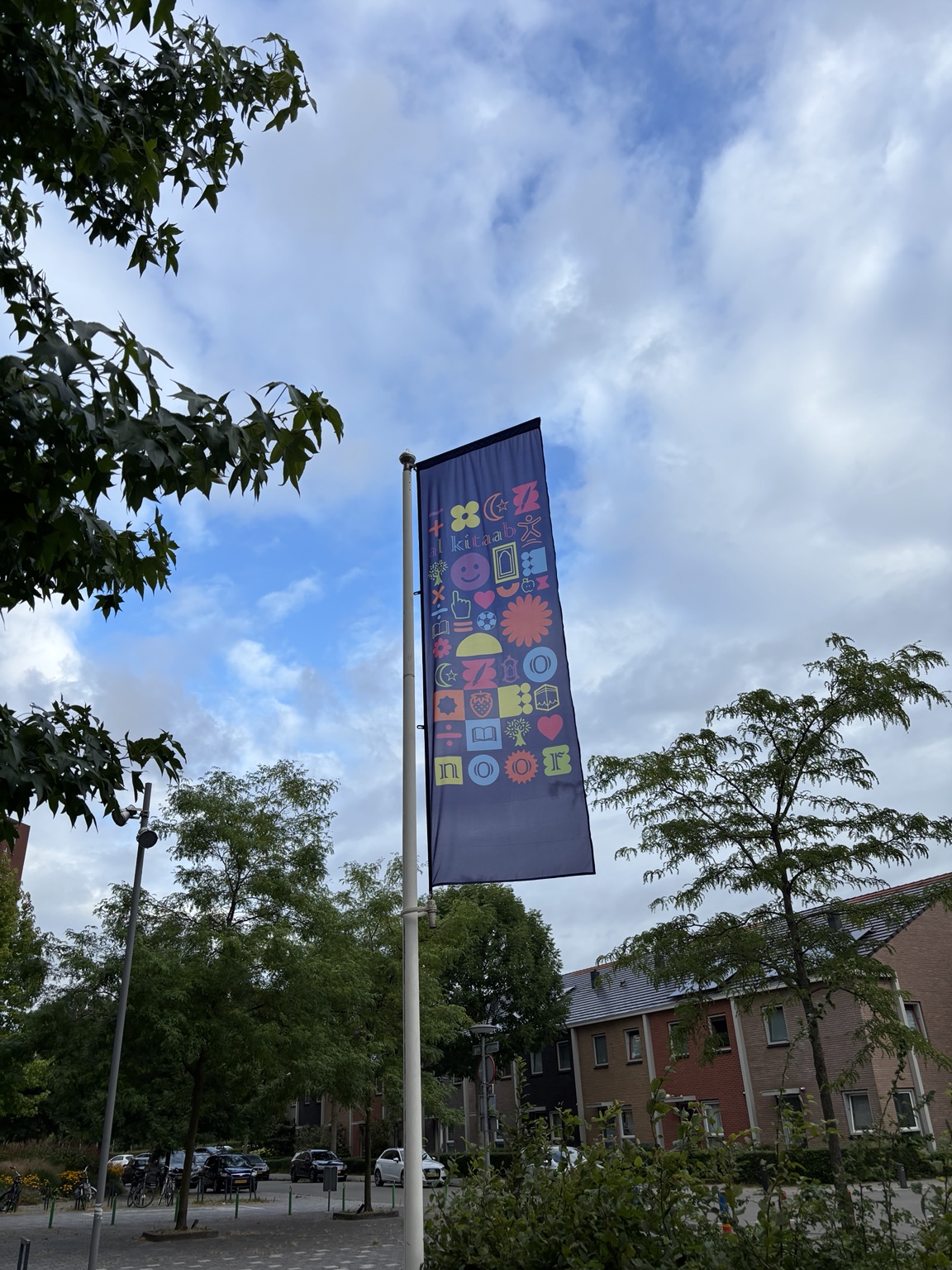 Al Kitaab-vlag gemonteerd op het schoolterrein