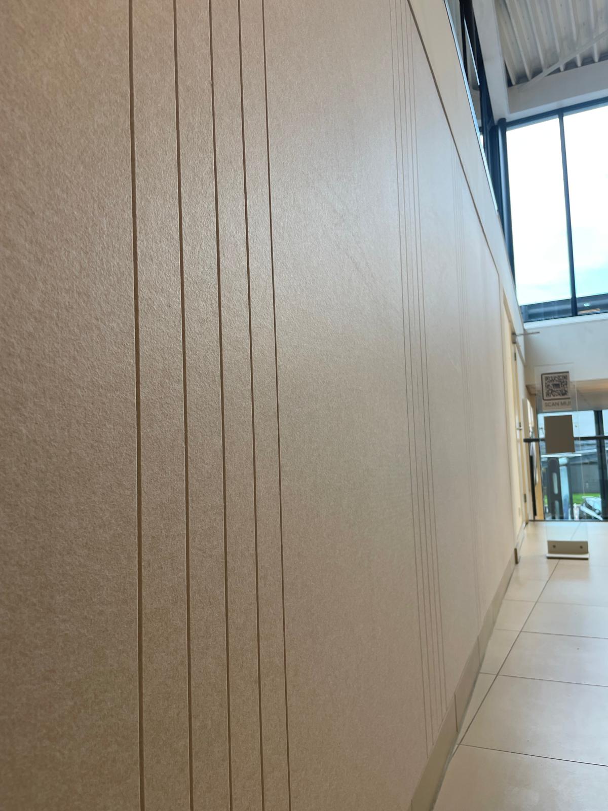 Close-up van het lijnpatroon waarmee de naden in de vilten wand zijn verwerkt