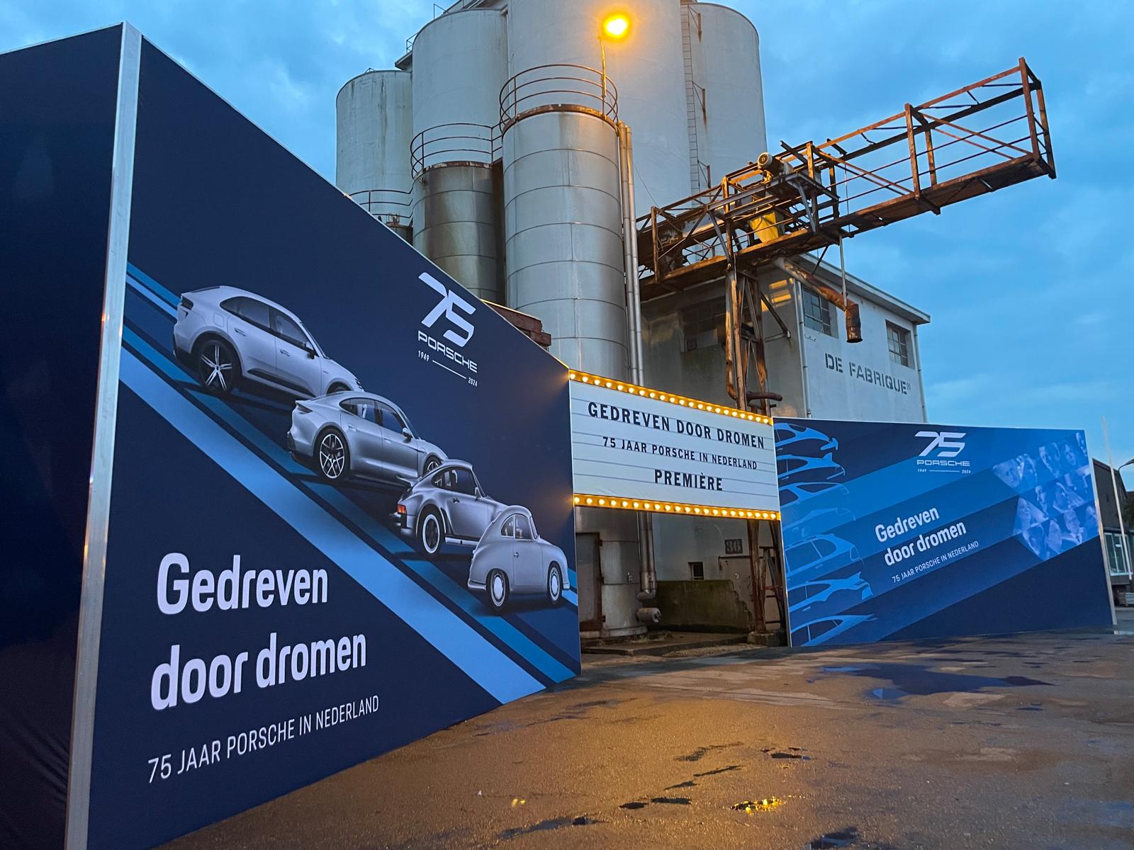 Vrijstaande entreewanden met een verlichte onderdoorgang