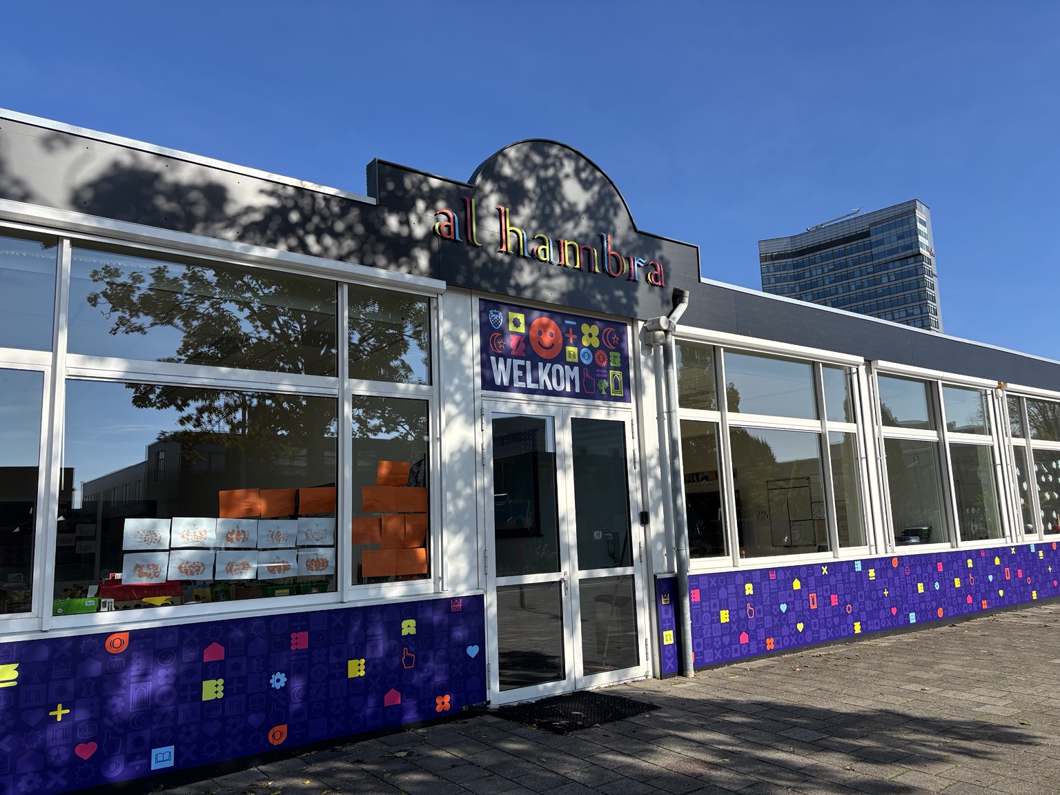 Entree van Al Hambra met bedrukte gevelpanelen en een gefreesd logo