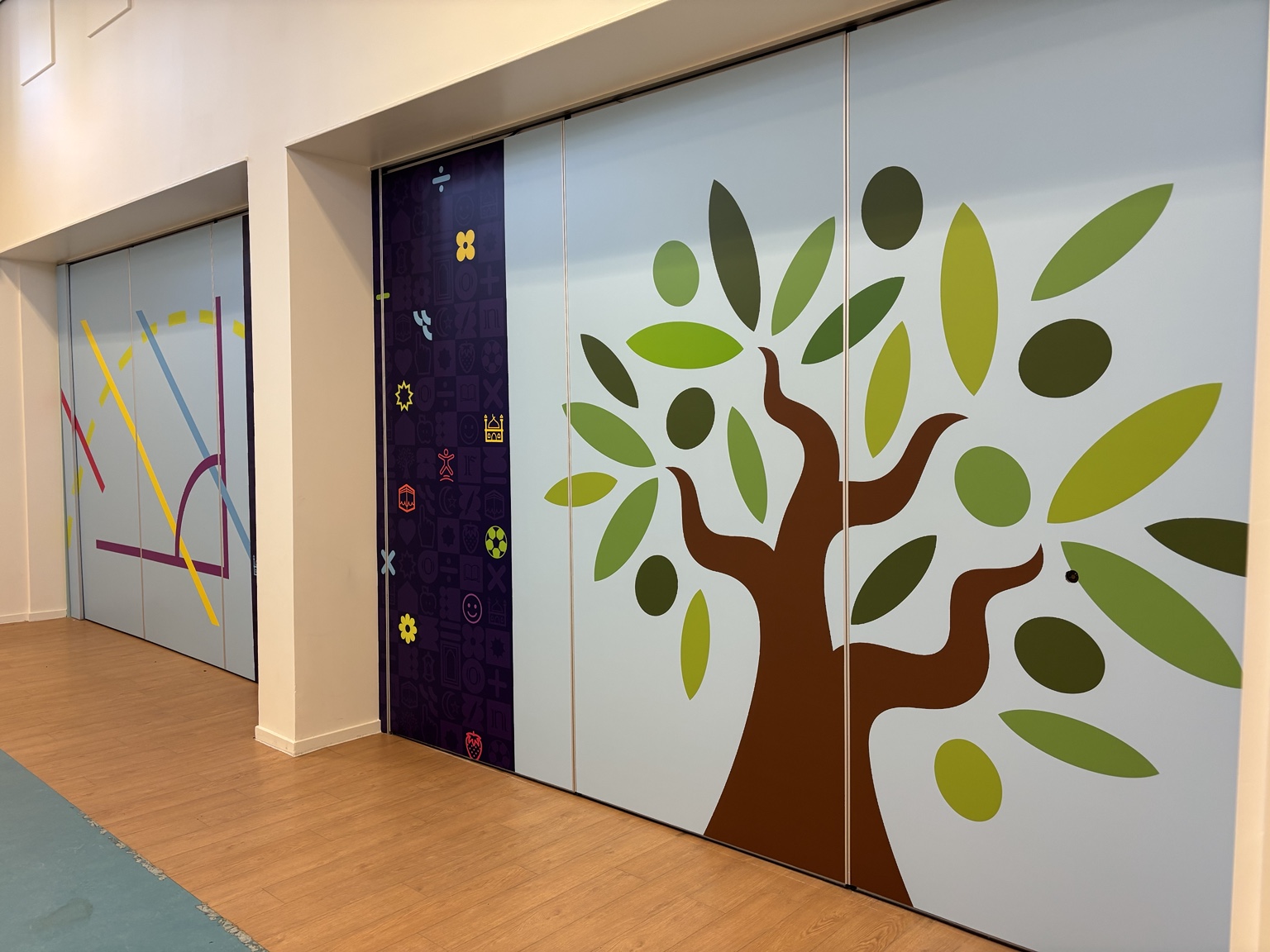 Vouwwand met een grote boomvisual over meerdere panelen