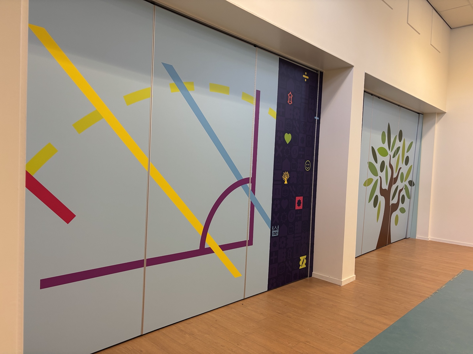 Vouwwand met een doorlopende grafische lijnvisual