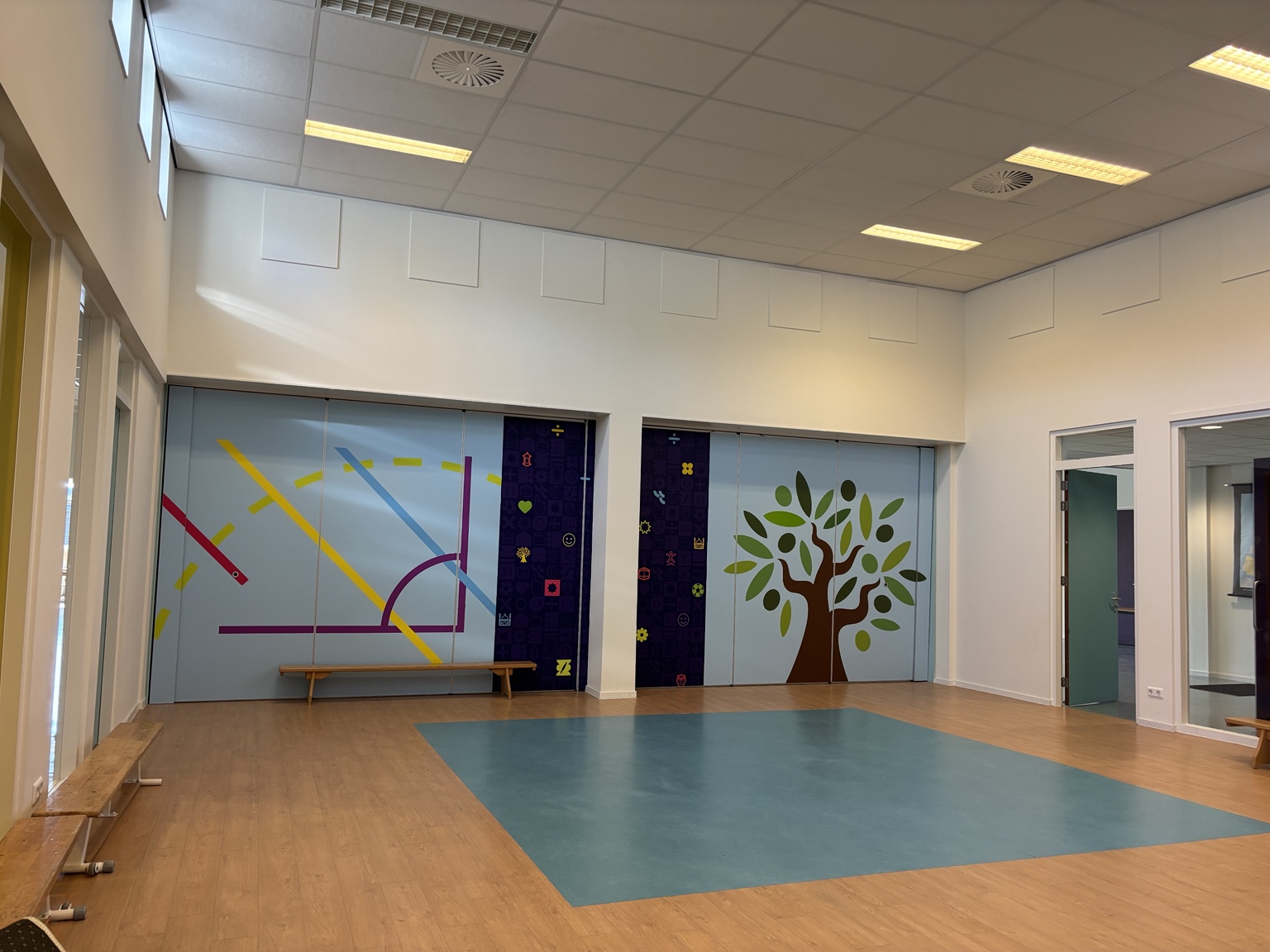 Twee gesloten vouwwanden met verschillende doorlopende visuals